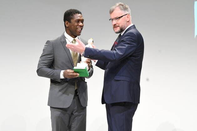 Kiccker Editor-in-Chief Jörg Jakob presents Clarence Seedorf with the Walterher Bensemann Prize 2021 Football Gala German Football Culture Prize 2021 Nuremberg Copyright: xZichyx Eibner-Pressefotox EP_rzy