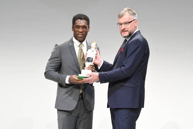 Kiccker Editor-in-Chief Jörg Jakob presents Clarence Seedorf with the Walterher Bensemann Prize 2021 Football Gala German Football Culture Prize 2021 Nuremberg Copyright: xZichyx Eibner-Pressefotox EP_rzy