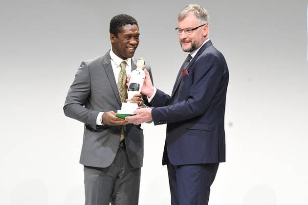 Kiccker Chefredakteur Jörg Jakob überreicht Clarence Seedorf den Walterher Bensemann-Preis 2021 Fußball Gala Deutscher Fußball-Kulturpreis 2021 Nürnberg *** Kiccker Editor-in-Chief Jörg Jakob presents Clarence Seedorf with the Walterher Bensemann Prize 2021 Football Gala German Football Culture Prize 2021 Nuremberg Copyright: xZichyx Eibner-Pressefotox EP_rzy