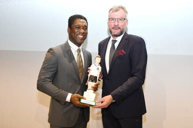 Kiccker Editor-in-Chief Jörg Jakob presents Clarence Seedorf with the Walterher Bensemann Prize 2021 Football Gala German Football Culture Prize 2021 Nuremberg Copyright: xZichyx Eibner-Pressefotox EP_rzy