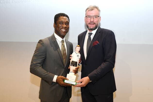 Football, Clarence Seedorf receives Walther Bensemann Award