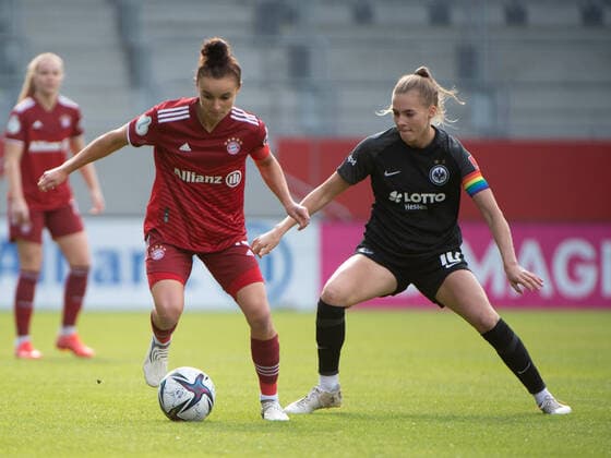 Lina Magull 16 (FC Bayern München) am Ball gegen Laura Freigang (10 Eintracht Frankfurt) beim DFB-Pokalspiel FC Bayern München - Eintracht Frankfurt. *** Lina Magull 16 FC Bayern München on the ball against Laura Freigang 10 Eintracht Frankfurt at the DFB Cup match FC Bayern München Eintracht Frankfurt