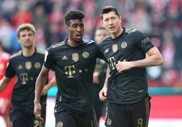 30 10 2021, Football 1 Bundesliga 2021 2022, 10 Spieltag, 1 FC Union Berlin FC Bayern München, im Stadion An der Alten Försterei Berlin Jubel L R Kingsley Coman Bayern München und Torschütze Robert Lewandowski Bayern München zum Tor zum 0 1 per Foulefmeter DFL and DFB regulations prohibit any use of photographs as image sequences and or quasi video