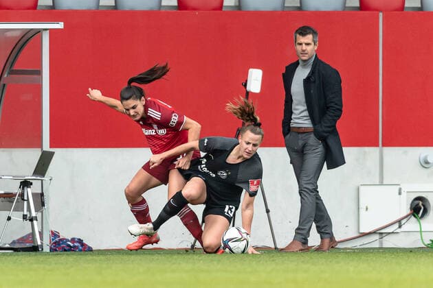 Jovana Damnjanovic FC Bayern Muenchen Women, 9 in a duel with Virginia Kirchberger Eintracht Frankfurt Women, 13 in front of Jens Scheuer head coach, FC Bayern Muenchen Women FC Bayern Muenchen Women vs Eintracht Frankfurt Women, Football, DFB Pokal, Achtelfinale, Saison 2021 2022, 30 10 2021 DFL DFB REGULATIONS PROHIBIT ANY USE OF PHOTOGRAPHS as IMAGE SEQUENCES and or QUASI VIDEO FC Bayern Muenchen Frauen v Eintracht Frankfurt Frauen, Fussball, DFB Pokal, Achtelfinale, Saison 2021 2022, 30 10 2021 Muenchen Copyright: xEibnerxPressefotox xHeikexFeinerx EP_HFR