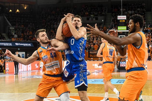 GER, BBL, ratiopharm Ulm vs Fraport Skyliners 30 10 2021, ratiopharm arena, New Ulm, GER, BBL, ratiopharm Ulm vs Fraport Skyliners, pictured Lukas Wank Fraport, 0 tries to get through against Fedor Zugic Ulm, 44 and Cristiano Felicio Ulm, 1 nordphotoxGmbHx xHafner nph00200