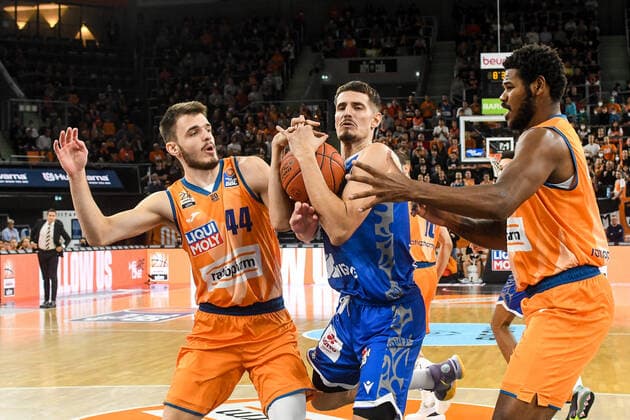 GER, BBL, ratiopharm Ulm vs Fraport Skyliners 30 10 2021, ratiopharm arena, New Ulm, GER, BBL, ratiopharm Ulm vs Fraport Skyliners, pictured Lukas Wank Fraport, 0 tries to get through against Fedor Zugic Ulm, 44 and Cristiano Felicio Ulm, 1 nordphotoxGmbHx xHafner nph00200