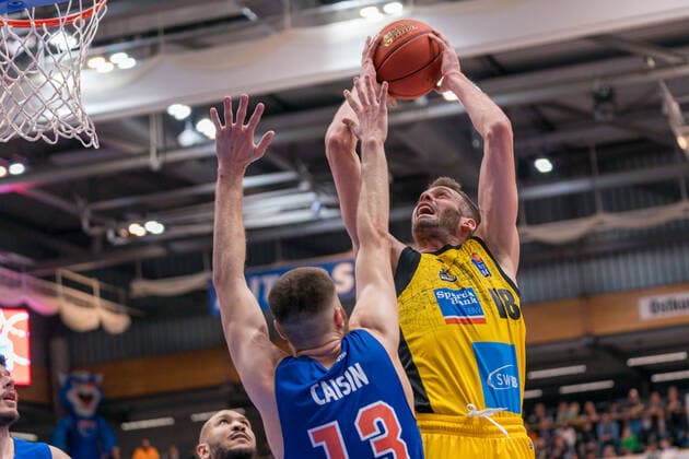 Radii Caisin MBC, 13 , Jonas Wohlfarth Bottermann Ludwigsburg, 18 , GER, Basketball, Bundesliga, Maenner, 2021 2022, 6 Spieltag, Syntainics MBC MHP Riesen Ludwigsburg, 30 10 2021, GER, Basketball, Bundesliga, Maenner, 2021 2022, 6 Spieltag, Syntainics MBC MHP Riesen Ludwigsburg, 30 10 2021, Weissenfels Copyright: xEibner-Pressefotox EP_EER