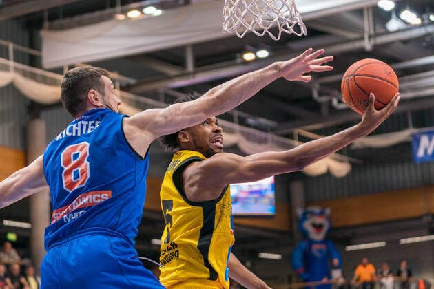 Johannes Richter MBC, 08 , Justin Simon Ludwigsburg, 05 , GER, Basketball, Bundesliga, Maenner, 2021 2022, 6 Spieltag, Syntainics MBC MHP Riesen Ludwigsburg, 30 10 2021, GER, Basketball, Bundesliga, Maenner, 2021 2022, 6 Spieltag, Syntainics MBC MHP Riesen Ludwigsburg, 30 10 2021, Weissenfels Copyright: xEibner-Pressefotox EP_EER