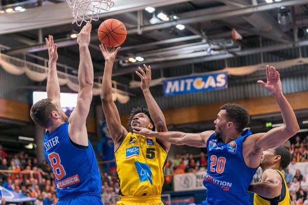Johannes Richter MBC, 08 , Justin Simon Ludwigsburg, 05 , Jamel Morris MBC, 20 , GER, Basketball, Bundesliga, Maenner, 2021 2022, 6 Spieltag, Syntainics MBC MHP Riesen Ludwigsburg, 30 10 2021, GER, Basketball, Bundesliga, Maenner, 2021 2022, 6 Spieltag, Syntainics MBC MHP Riesen Ludwigsburg, 30 10 2021, Weissenfels Copyright: xEibner-Pressefotox EP_EER