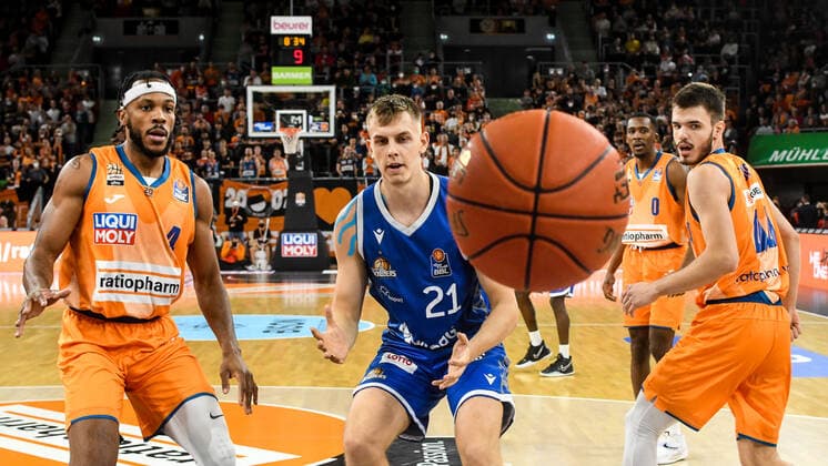 GER, BBL, ratiopharm Ulm vs Fraport Skyliners 30 10 2021, ratiopharm arena, New Ulm, GER, BBL, ratiopharm Ulm vs Fraport Skyliners, pictured Lorenz Brenneke Fraport, 21 cant control the ball, Jaron Blossomgame Ulm, 4 , Fedor Zugic Ulm, 44 nordphotoxGmbHx xHafner nph00200