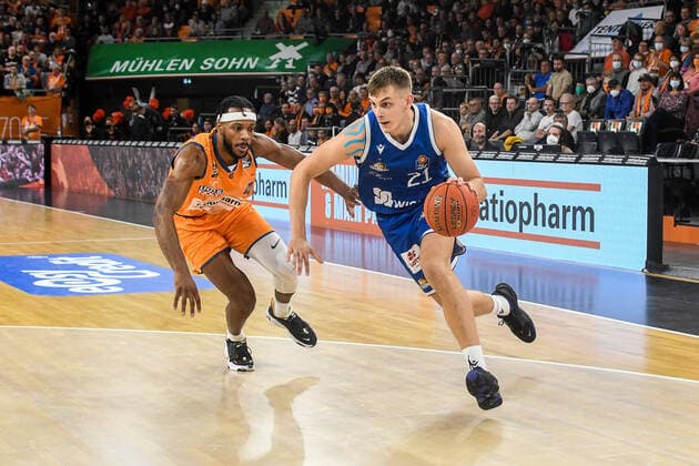 GER, BBL, ratiopharm Ulm vs Fraport Skyliners 30 10 2021, ratiopharm arena, New Ulm, GER, BBL, ratiopharm Ulm vs Fraport Skyliners, pictured Lorenz Brenneke Fraport, 21 prevails over Jaron Blossomgame Ulm, 4. nordphotoxGmbHx xHafner nph00200