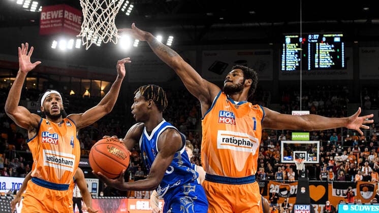 GER, BBL, ratiopharm Ulm vs Fraport Skyliners 30 10 2021, ratiopharm arena, New Ulm, GER, BBL, ratiopharm Ulm vs Fraport Skyliners, pictured Jaron Blossomgame Ulm, 4 and Cristiano Felicio Ulm, 1 defend against Brancou Badio Fraport, 8. nordphotoxGmbHx xHafner nph00200