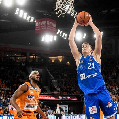 GER, BBL, ratiopharm Ulm vs Fraport Skyliners 30 10 2021, ratiopharm arena, New Ulm, GER, BBL, ratiopharm Ulm vs Fraport Skyliners, pictured Jaron Blossomgame Ulm, 4 in spectator role, Lorenz Brenneke Fraport, 21 scores nordphotoxGmbHx xHafner nph00200