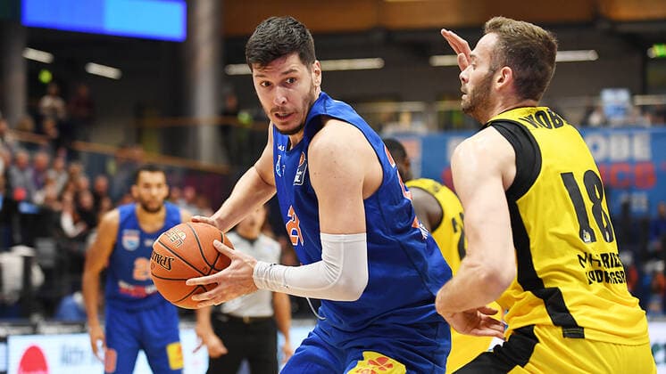 Basketball, 1 Bundesliga, Season 2021 2022, 6 Matchday, SYNTAINICS MBC Mitteldeutscher Basketball Club Weissenfels vs MHP Riesen Ludwigsburg 30 10 2021 Duel for the ball between Goran Huskic Center MBC Weissenfels, backnumber 23 left and Jonas Wohlfarth Bottermann Center Ludwigsburg, backnumber 18 right during the match Weißenfels vs Ludwigsburg 30 10 2021 Weißenfels Sachsen Anhalt Germany Stadthalle Weißenfels