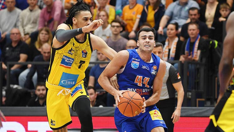 Basketball, 1 Bundesliga, season 2021 2022, 6 matchday, SYNTAINICS MBC Mitteldeutscher Basketball Club Weissenfels vs MHP Riesen Ludwigsburg 30 10 2021 Duel for the ball between Nikola Rebic Guard MBC Weissenfels, back number 44 r and Jonathan Baehre Forward Ludwigsburg, back number 7 li during the match Weißenfels vs Ludwigsburg 30 10 2021 Weißenfels Sachsen Anhalt Germany Stadthalle Weißenfels