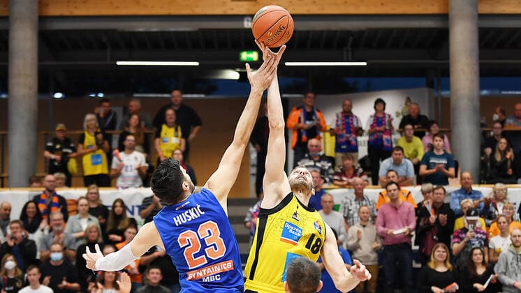 Basketball, 1 Bundesliga, Season 2021 2022, 6 Matchday, SYNTAINICS MBC Mitteldeutscher Basketball Club Weissenfels vs MHP Riesen Ludwigsburg 30 10 2021 Kick off whistle of the match between Goran Huskic Center MBC Weissenfels, back number 23 left and Jonas Wohlfarth Bottermann Center Ludwigsburg, back number 18 right during the match Weißenfels vs Ludwigsburg 30 10 2021 Weißenfels Sachsen Anhalt Germany Stadthalle Weißenfels