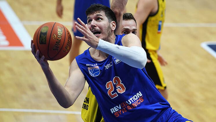 Basketball, 1 Bundesliga, season 2021 2022, 6 matchday, SYNTAINICS MBC Mitteldeutscher Basketball Club Weissenfels vs MHP Riesen Ludwigsburg 30 10 2021 Goran Huskic Center MBC Weissenfels, back number 23 in front of the basket against Jonas Wohlfarth Bottermann Center Ludwigsburg, back number 18 during the game Weißenfels vs Ludwigsburg 30 10 2021 Weißenfels Sachsen Anhalt Germany Stadthalle Weißenfels