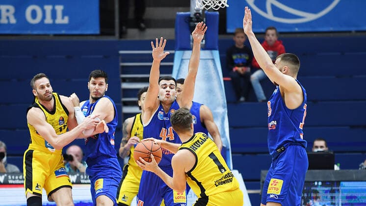 Basketball, 1 Bundesliga, season 2021 2022, 6 matchday, SYNTAINICS MBC Mitteldeutscher Basketball Club Weissenfels vs MHP Riesen Ludwigsburg 30 10 2021 Jordan Hulls Guard Ludwigsburg, back number 1 center on the ball against Nikola Rebic Guard MBC Weissenfels, back number 44 center back during the game Weißenfels vs Ludwigsburg 30 10 2021 Weißenfels Sachsen Anhalt Germany Stadthalle Weißenfels