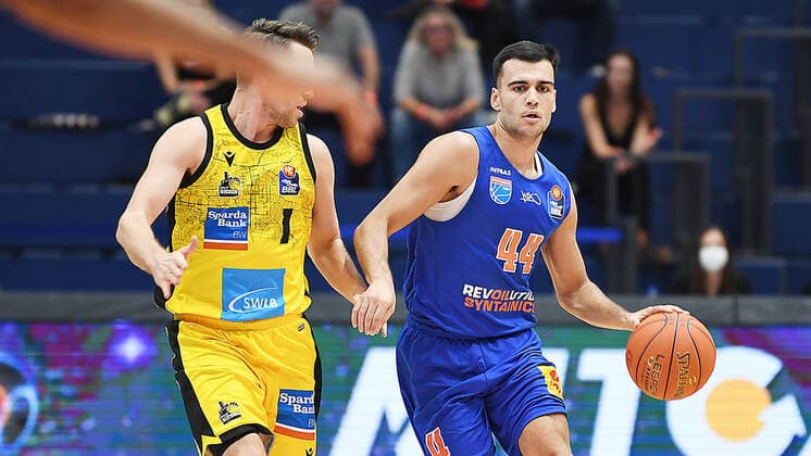 Basketball, 1 Bundesliga, season 2021 2022, 6 matchday, SYNTAINICS MBC Mitteldeutscher Basketball Club Weissenfels vs MHP Riesen Ludwigsburg 30 10 2021 Nikola Rebic Guard MBC Weissenfels, back number 44 on the ball during the match Weißenfels vs Ludwigsburg 30 10 2021 Weißenfels Sachsen Anhalt Germany Stadthalle Weißenfels