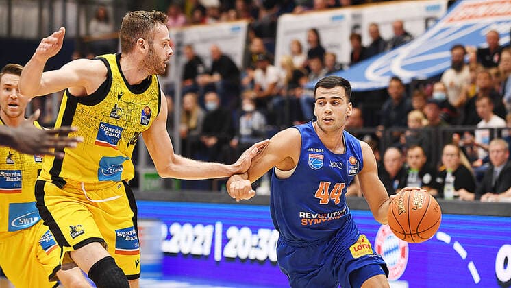 Basketball, 1 Bundesliga, Season 2021 2022, 6 Matchday, SYNTAINICS MBC Mitteldeutscher Basketball Club Weissenfels vs MHP Riesen Ludwigsburg 30 10 2021 Nikola Rebic Guard MBC Weissenfels, backnumber 44 r on the ball against Jonas Wohlfarth Bottermann Center Ludwigsburg, backnumber 18 li during the match Weißenfels vs Ludwigsburg 30 10 2021 Weißenfels Sachsen Anhalt Germany Stadthalle Weißenfels