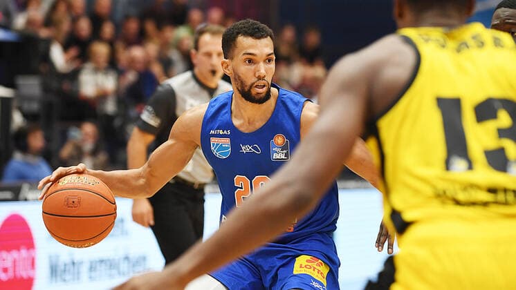 Basketball, 1 Bundesliga, season 2021 2022, 6 matchday, SYNTAINICS MBC Mitteldeutscher Basketball Club Weissenfels vs MHP Riesen Ludwigsburg 30 10 2021 Jamel Morris Guard MBC Weissenfels, back number 20 left on the ball against Yorman Polas Bartolo Forward Ludwigsburg, back number 13 right during the game Weißenfels vs Ludwigsburg 30 10 2021 Weißenfels Sachsen Anhalt Germany Stadthalle Weißenfels