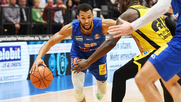 Basketball, 1 Bundesliga, season 2021 2022, 6 matchday, SYNTAINICS MBC Mitteldeutscher Basketball Club Weissenfels vs MHP Riesen Ludwigsburg 30 10 2021 Jamel Morris Guard MBC Weissenfels, back number 20 left on the ball against Rawle Alkins Guard Ludwigsburg, back number 20 right during the game Weißenfels vs Ludwigsburg 30 10 2021 Weißenfels Sachsen Anhalt Germany Stadthalle Weißenfels