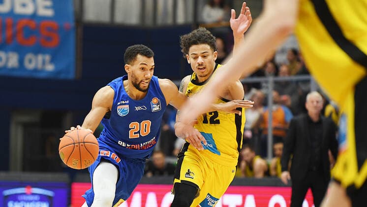 Basketball, 1 Bundesliga, season 2021 2022, 6 matchday, SYNTAINICS MBC Mitteldeutscher Basketball Club Weissenfels vs MHP Riesen Ludwigsburg 30 10 2021 Duel for the ball between Jamel Morris Guard MBC Weissenfels, back number 20 left and Jonah Radebaugh Guard Ludwigsburg, back number 12 right during the game Weißenfels vs Ludwigsburg 30 10 2021 Weißenfels Sachsen Anhalt Germany Stadthalle Weißenfels