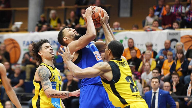 Basketball, 1 Bundesliga, Season 2021 2022, 6 Matchday, SYNTAINICS MBC Mitteldeutscher Basketball Club Weissenfels vs MHP Riesen Ludwigsburg 30 10 2021 Duel for the ball between Jonah Radebaugh Guard Ludwigsburg, backnumber 12 , Jamel Morris Guard MBC Weissenfels, backnumber 20 , Tremmell Darden Guard Ludwigsburg, backnumber 21 f l n r during the game Weißenfels vs Ludwigsburg 30 10 2021 Weißenfels Sachsen Anhalt Germany Stadthalle Weißenfels