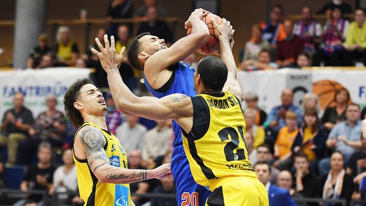 Basketball, 1 Bundesliga, Season 2021 2022, 6 Matchday, SYNTAINICS MBC Mitteldeutscher Basketball Club Weissenfels vs MHP Riesen Ludwigsburg 30 10 2021 Duel for the ball between Jonah Radebaugh Guard Ludwigsburg, backnumber 12 , Jamel Morris Guard MBC Weissenfels, backnumber 20 , Tremmell Darden Guard Ludwigsburg, backnumber 21 f l n r during the game Weißenfels vs Ludwigsburg 30 10 2021 Weißenfels Sachsen Anhalt Germany Stadthalle Weißenfels