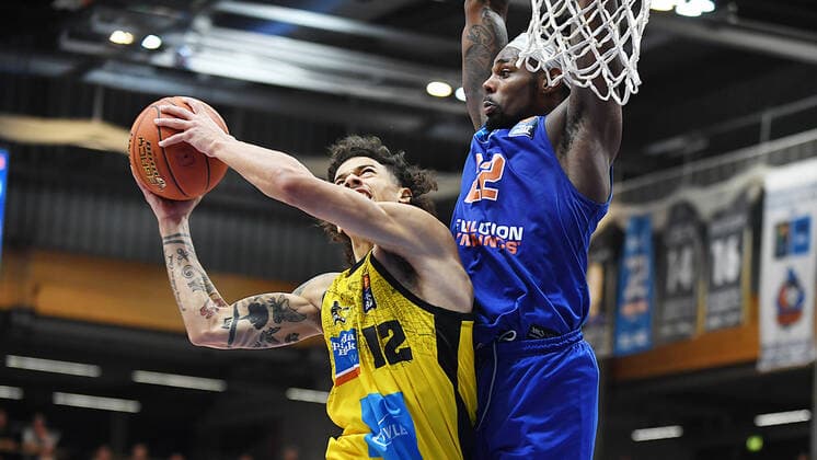 Basketball, 1 Bundesliga, Season 2021 2022, 6 Matchday, SYNTAINICS MBC Mitteldeutscher Basketball Club Weissenfels vs MHP Riesen Ludwigsburg 30 10 2021 Duel for the ball between Jonah Radebaugh Guard Ludwigsburg, back number 12 left and Chris Coffey Forward MBC Weissenfels, back number 22 right under the basket during the match Weißenfels vs Ludwigsburg 30 10 2021 Weißenfels Sachsen Anhalt Germany Stadthalle Weißenfels