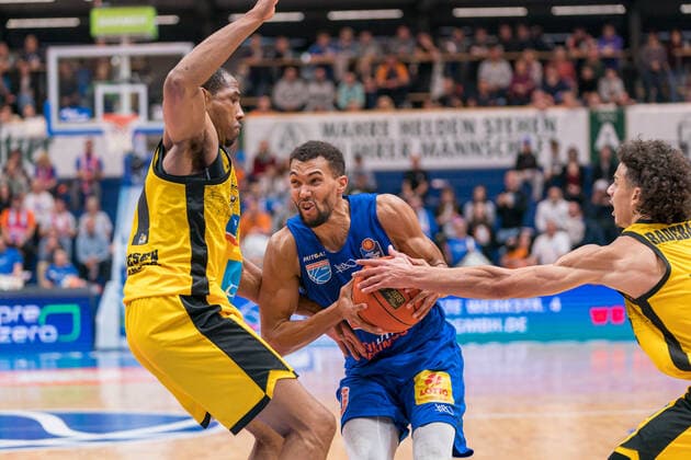 Tremmell Darden Ludwigsburg, 21 , Jamel Morris MBC, 20 , Jonah Radebaugh Ludwigsburg, 12 , GER, Basketball, Bundesliga, Maenner, 2021 2022, 6 Spieltag, Syntainics MBC MHP Riesen Ludwigsburg, 30 10 2021, GER, Basketball, Bundesliga, Maenner, 2021 2022, 6 Spieltag, Syntainics MBC MHP Riesen Ludwigsburg, 30 10 2021, Weissenfels Copyright: xEibner-Pressefotox EP_EER