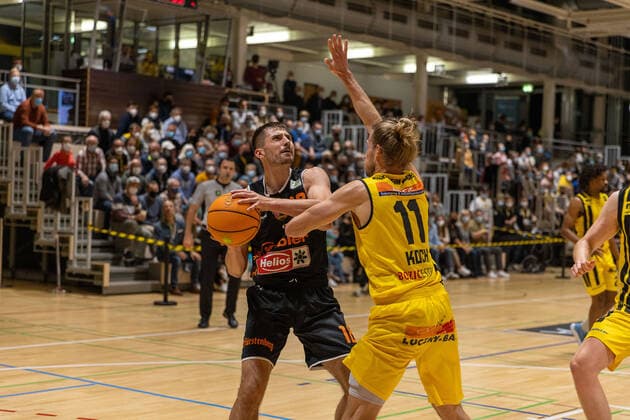 Adrian Bergmann wiha Panthers Schwenningen, 18 Tim Koch Kirchheim Knights, 11 Kirchheim Knights vs wiha Panthers Schwenningen, 2 Basketball Bundesliga, Pro A, Barmer 2 Basketball, Matchday 7, Season 2021 2022, 30 10 2021 Kirchheim Knights vs wiha Panthers Schwenningen, 2 Basketball Bundesliga, Pro A, Barmer 2 Basketball, Matchday 7, Season 2021 2022, 30 10 2021 Kirchheim unter Teck Copyright: xNinaxSanderx xEibnerxPressefotox EP_NSR