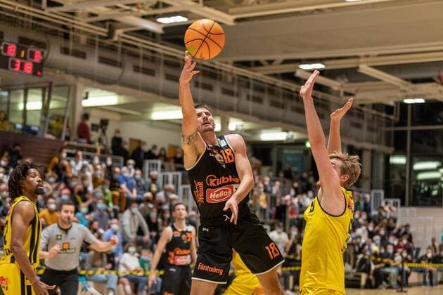 Adrian Bergmann wiha Panthers Schwenningen, 18 Till Pape Kirchheim Knights, 19 Kirchheim Knights vs wiha Panthers Schwenningen, 2 Basketball Bundesliga, Pro A, Barmer 2 Basketball, Matchday 7, Season 2021 2022, 30 10 2021 Kirchheim Knights vs wiha Panthers Schwenningen, 2 Basketball Bundesliga, Pro A, Barmer 2 Basketball, Matchday 7, Season 2021 2022, 30 10 2021 Kirchheim unter Teck Copyright: xNinaxSanderx xEibnerxPressefotox EP_NSR