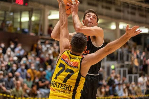Besnik Bekteshi Kirchheim Knights, 77 Justin Pierce wiha Panthers Schwenningen, 03 Kirchheim Knights vs wiha Panthers Schwenningen, 2 Basketball Bundesliga, Pro A, Barmer 2 Basketball, Matchday 7, Season 2021 2022, 30 10 2021 Kirchheim Knights vs wiha Panthers Schwenningen, 2 Basketball Bundesliga, Pro A, Barmer 2 Basketball, Matchday 7, Season 2021 2022, 30 10 2021 Kirchheim unter Teck Copyright: xNinaxSanderx xEibnerxPressefotox EP_NSR