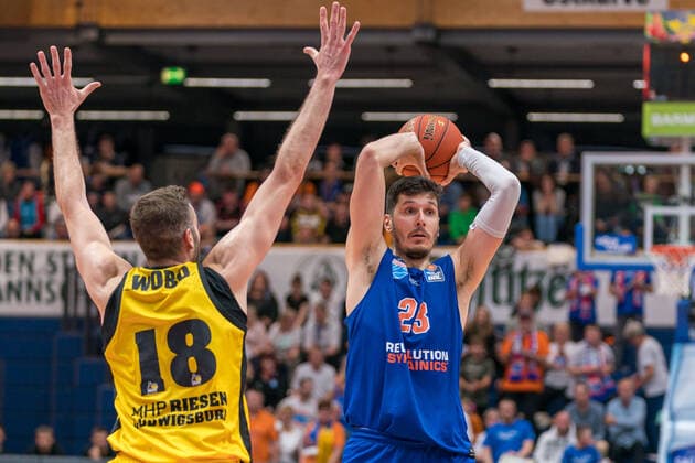 Jonas Wohlfarth Bottermann Ludwigsburg, 18 , Goran Huskic MBC, 23 , GER, Basketball, Bundesliga, Maenner, 2021 2022, 6 Spieltag, Syntainics MBC MHP Riesen Ludwigsburg, 30 10 2021, GER, Basketball, Bundesliga, Maenner, 2021 2022, 6 Spieltag, Syntainics MBC MHP Riesen Ludwigsburg, 30 10 2021, Weissenfels Copyright: xEibner-Pressefotox EP_EER