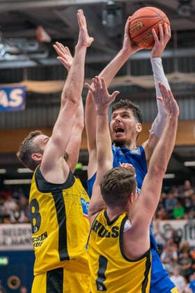 Jonas Wohlfarth Bottermann Ludwigsburg, 18 , Jordan Hulls Ludwigsburg, 01 , Goran Huskic MBC, 23 , GER, Basketball, Bundesliga, Maenner, 2021 2022, 6 Spieltag, Syntainics MBC MHP Riesen Ludwigsburg, 30 10 2021, GER, Basketball, Bundesliga, Maenner, 2021 2022, 6 Spieltag, Syntainics MBC MHP Riesen Ludwigsburg, 30 10 2021, Weissenfels Copyright: xEibner-Pressefotox EP_EER