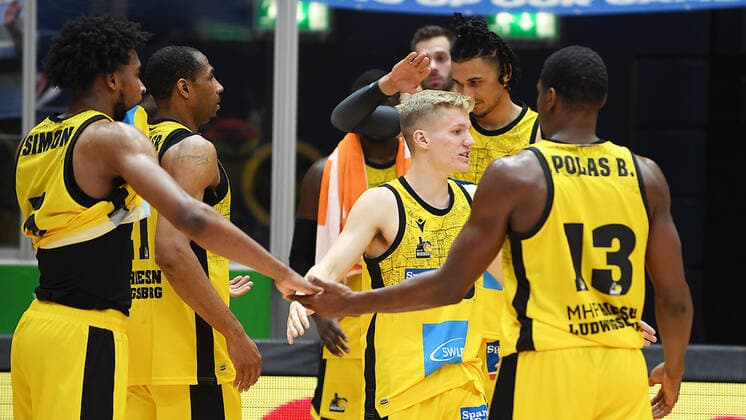 Basketball, 1 Bundesliga, season 2021 2022, 6 matchday, SYNTAINICS MBC Mitteldeutscher Basketball Club Weissenfels vs MHP Riesen Ludwigsburg 30 10 2021 80 88 35 40 Joy after the 88 80 victory of the MHP Riesen Ludwigsburg at the game Weissenfels vs Ludwigsburg 30 10 2021 It rejoices v l n r Justin Simon Forward Ludwigsburg, back number 5 , Tremmell Darden Guard Ludwigsburg, back number 21 , Johannes Patrick Guard Ludwigsburg, back number 6 , Jonathan Baehre Forward Ludwigsburg, back number 7 , Yorman Polas Bartolo Forward Ludwigsburg, back number 13 Weißenfels Sachsen Anhalt Germany Stadthalle Weißenfels