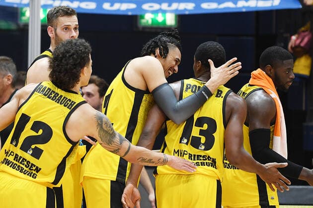 Basketball, 1 Bundesliga, Season 2021 2022, 6 Matchday, SYNTAINICS MBC Mitteldeutscher Basketball Club Weissenfels vs MHP Riesen Ludwigsburg 30 10 2021 80 88 35 40 Joy after the 88 80 victory of the MHP Riesen Ludwigsburg at the game Weissenfels vs Ludwigsburg 30 10 2021 There are happy f l n r Jonas Wohlfarth Bottermann Center Ludwigsburg, back number 18 , Jonah Radebaugh Guard Ludwigsburg, back number 12 , Jonathan Baehre Forward Ludwigsburg, back number 7 , Yorman Polas Bartolo Forward Ludwigsburg, back number 13 Weißenfels Sachsen Anhalt Germany Stadthalle Weißenfels