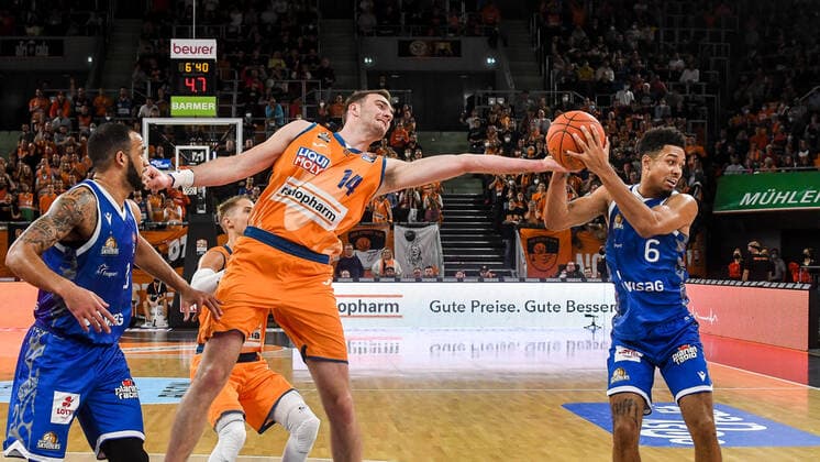 GER, BBL, ratiopharm Ulm vs Fraport Skyliners 30 10 2021, ratiopharm arena, New Ulm, GER, BBL, ratiopharm Ulm vs Fraport Skyliners, pictured Rasheed Moore Fraport, 20 , Philipp Herkenhoff Ulm, 14 loses rebound to Len Adam Schoormann Fraport, 6 nordphotoxGmbHx xHafner nph00200