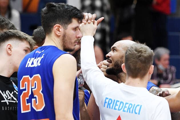 Basketball, 1 Bundesliga, season 2021 2022, 6 matchday, SYNTAINICS MBC Mitteldeutscher Basketball Club Weissenfels vs MHP Riesen Ludwigsburg 30 10 2021 80 88 35 40 Players circle Syntainics MBC Weissenfels at the game Weißenfels vs Ludwigsburg 30 10 2021 In the middle speaks Sergio Kerusch Forward MBC Weissenfels, Backnumber 7 , listen to Goran Huskic Center MBC Weissenfels, backnumber 23 , Vincent Friederici Guard MBC Weissenfels, backnumber 24 , Jamel Morris Guard MBC Weissenfels, backnumber 20 to Weißenfels Sachsen Anhalt Germany Stadthalle Weißenfels