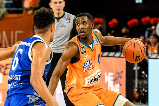 GER, BBL, ratiopharm Ulm vs Fraport Skyliners 30 10 2021, ratiopharm arena, New Ulm, GER, BBL, ratiopharm Ulm vs Fraport Skyliners, pictured Len Adam Schoormann Fraport, 6 , Semaj Christon Ulm, 0 nordphotoxGmbHx xHafner nph00200