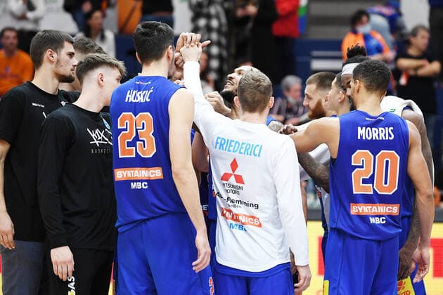 Basketball, 1 Bundesliga, season 2021 2022, 6 matchday, SYNTAINICS MBC Mitteldeutscher Basketball Club Weissenfels vs MHP Riesen Ludwigsburg 30 10 2021 80 88 35 40 Players circle Syntainics MBC Weissenfels at the game Weißenfels vs Ludwigsburg 30 10 2021 In the middle speaks Sergio Kerusch Forward MBC Weissenfels, Backnumber 7 , listen to Goran Huskic Center MBC Weissenfels, backnumber 23 , Vincent Friederici Guard MBC Weissenfels, backnumber 24 , Jamel Morris Guard MBC Weissenfels, backnumber 20 to Weißenfels Sachsen Anhalt Germany Stadthalle Weißenfels