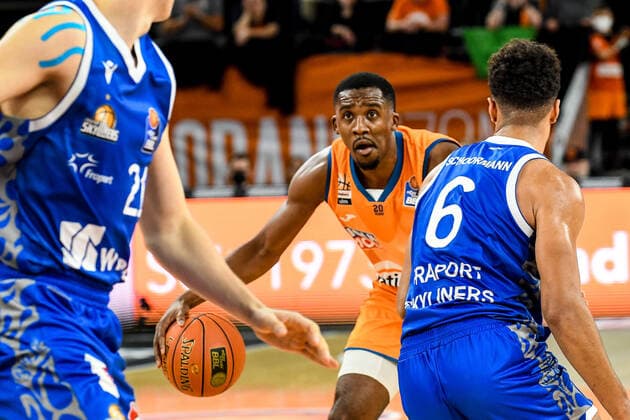 GER, BBL, ratiopharm Ulm vs Fraport Skyliners 30 10 2021, ratiopharm arena, New Ulm, GER, BBL, ratiopharm Ulm vs Fraport Skyliners, pictured Semaj Christon Ulm, 0 , Len Adam Schoormann Fraport, 6 nordphotoxGmbHx xHafner nph00200