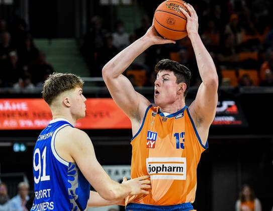 GER, BBL, ratiopharm Ulm vs Fraport Skyliners 30 10 2021, ratiopharm arena, New Ulm, GER, BBL, ratiopharm Ulm vs Fraport Skyliners, pictured Alexander Richardson Fraport, 91 , Nicolas Bretzel Ulm, 13 nordphotoxGmbHx xHafner nph00200