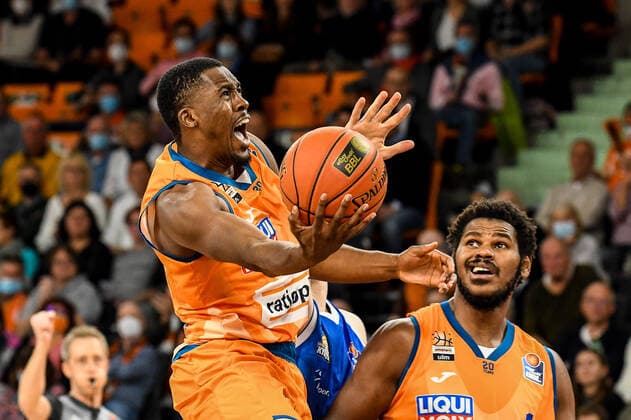 GER, BBL, ratiopharm Ulm vs Fraport Skyliners 30 10 2021, ratiopharm arena, New Ulm, GER, BBL, ratiopharm Ulm vs Fraport Skyliners, pictured Semaj Christon Ulm, 0 goes energetically to the basket, Cristiano Felicio Ulm, 1 nordphotoxGmbHx xHafner nph00200