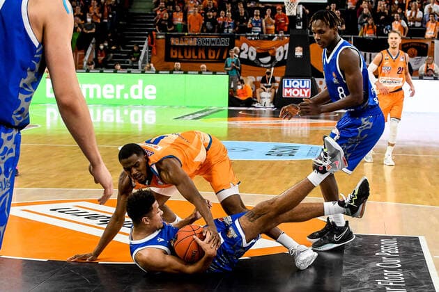 GER, BBL, ratiopharm Ulm vs Fraport Skyliners 30 10 2021, ratiopharm arena, New Ulm, GER, BBL, ratiopharm Ulm vs Fraport Skyliners, pictured Len Adam Schoormann Fraport, 6 can secure the ball against Semaj Christon Ulm, 0, Brancou Badio Fraport, 8. nordphotoxGmbHx xHafner nph00200