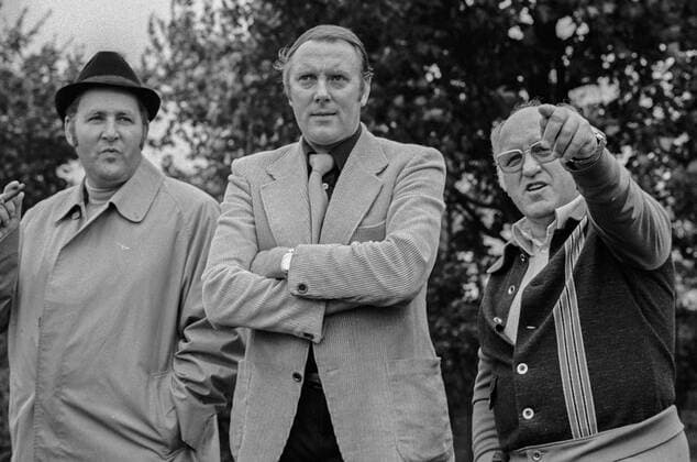 Helmut Fiffi Kronsbein re., Han96 Trainer mit Praes. Ferdinand Bock (M.)und Fredo Henze li. bei Han96 Training am 06.10.1975. *** Helmut Fiffi Kronsbein right, Han96 trainer with Praes Ferdinand Bock M and Fredo Henze left at Han96 training on 06 10 1975