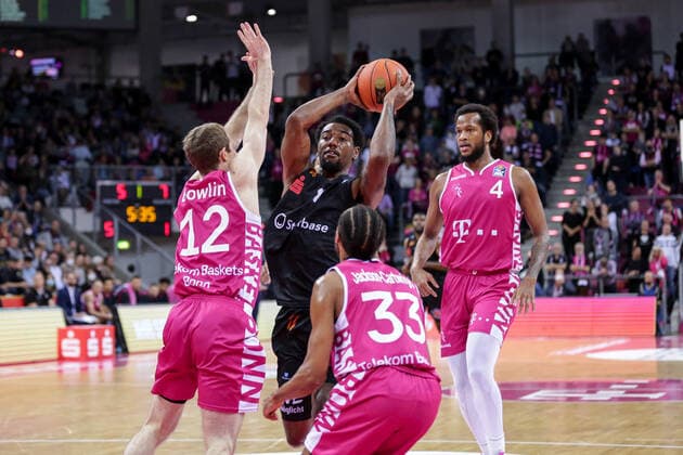 Germany, Bonn, Telekom Dome, 30 10 2021, easy Credit BBL, 6 Spieltag, Telekom Baskets Bonn Niners Chemnitz Picture from left Skyler Bowlin Telekom Baskets Bonn ,Ivan Karacic Niners Chemnitz ,Parker Jackson Cartwright Telekom Baskets Bonn ,Justin Gorham Telekom Baskets Bonn Copyright: HMBxMedia ThomasxJäger