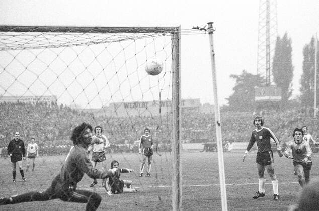 Aus 1. BL -Saison 1975-76- Eintracht Braunschweig gegen Hannover 96 3:2 am 25.10.1975 Hier erzielt Reiner Hollmann li.das 3:2 Siegtor gegen Han96 TW Reinhard Dittel. Vl.: 96 TW Reinhard Dittel_Torschuetze Reiner Hollmann_Peter Anders (am Boden) Peter Hayduk_Guenter Wesche_Wolfgang Frank und Dietmar Erler. *** From 1 BL season 1975 76 Eintracht Braunschweig against Hannover 96 3 2 on 25 10 1975 Here Reiner Hollmann li scores the 3 2 winning goal against Han96 TW Reinhard Dittel Vl 96 TW Reinhard Dittel Goal scorer Reiner Hollmann Peter Anders on the ground Peter Hayduk Guenter Wesche Wolfgang Frank and Dietmar Erler