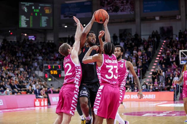 Germany, Bonn, Telekom Dome, 30 10 2021, easy Credit BBL, 6 Spieltag, Telekom Baskets Bonn Niners Chemnitz Picture from left Skyler Bowlin Telekom Baskets Bonn ,Ivan Karacic Niners Chemnitz ,Parker Jackson Cartwright Telekom Baskets Bonn ,Justin Gorham Telekom Baskets Bonn Copyright: HMBxMedia ThomasxJäger